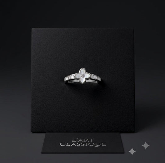 PETAL NOIR RING